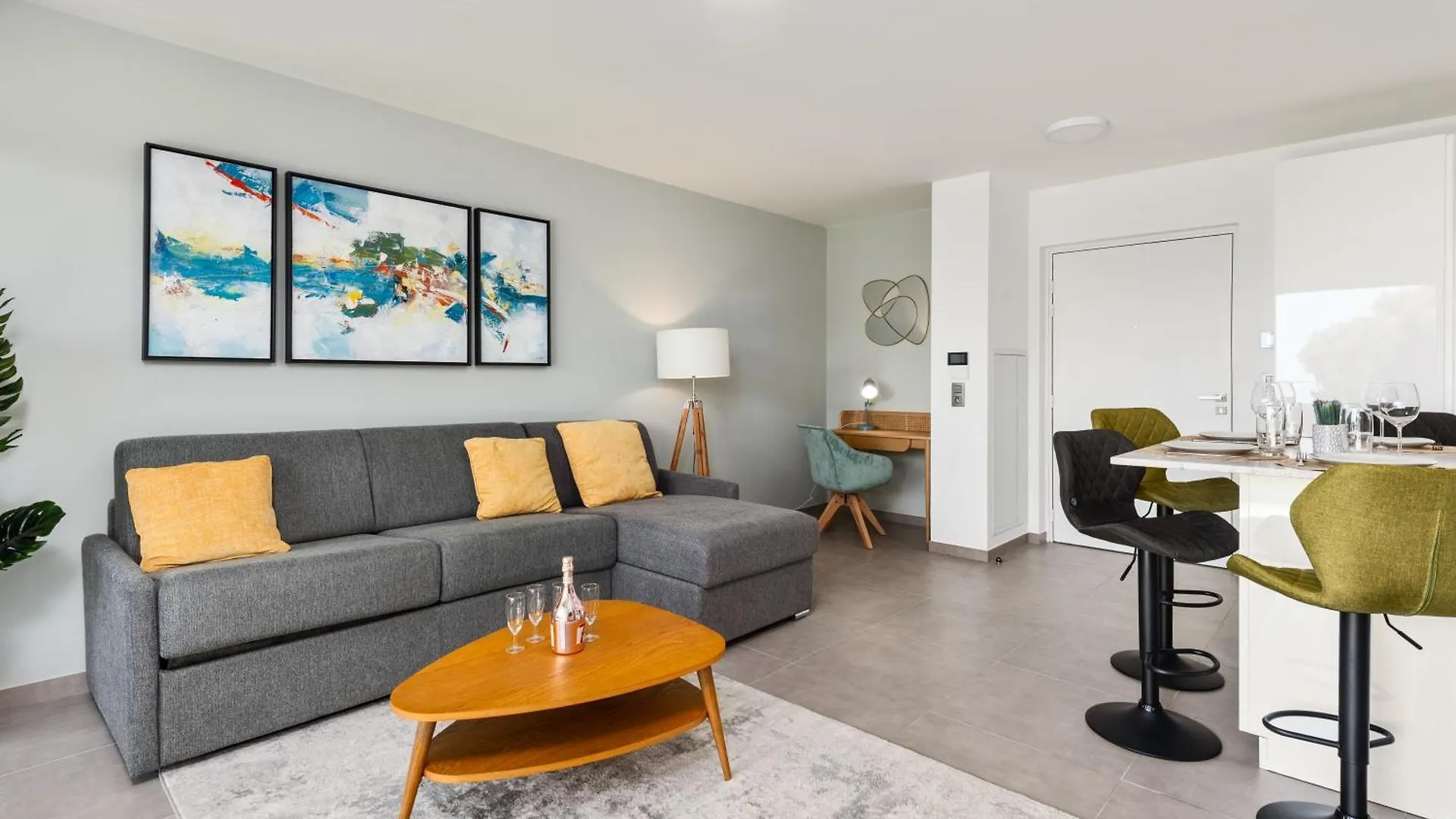 Luxueux Appartement - Parking Prive - Piscine - Cc Beausoleil 0*,  France